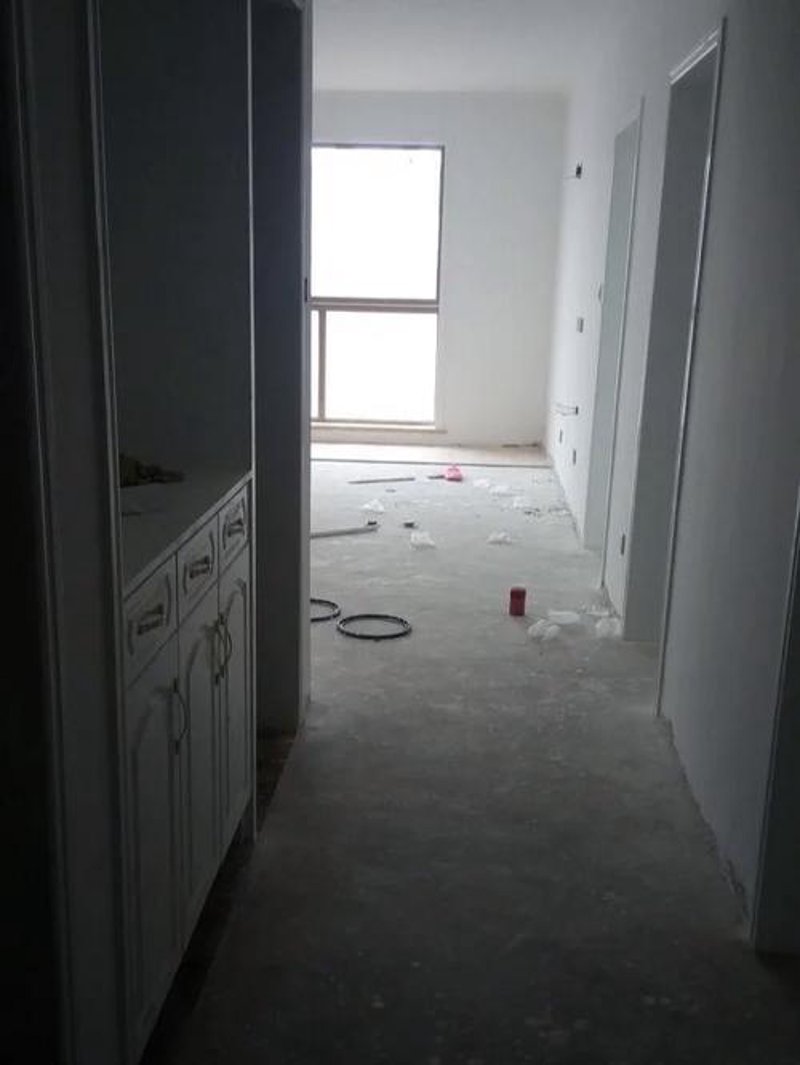 在进行室内装修时，如何选择合适的材料和设计风格？让我们通过一个具体案例来探讨。